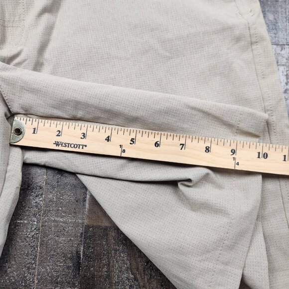 Mens Under Armour size 40 Vented Beige Loose Heat Gear Flat Front Golf Shorts - Picture 8 of 9